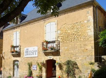 Welcome to Domme, welcome to the heart of the Black Périgord: around 1281, King Philip III, known as 'the bold,' decided to create the bastide of Domme on 'la barre,' the cliff that overlooks the Dordogne River by more than 150m. The charm of Domme is undeniable, there reigns a particularly calm and serene atmosphere, which soothes the soul as fully as the exceptional panorama of the Dordogne valley, which reveals the castle of Montfort, the village of La Roque Gageac, and the castle of Beynac. But fate has offered many other treasures to Domme